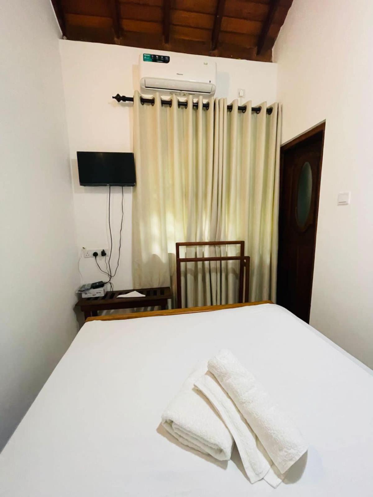 Hotel Langama Thena - ළඟම තැන Anuradhapura Esterno foto